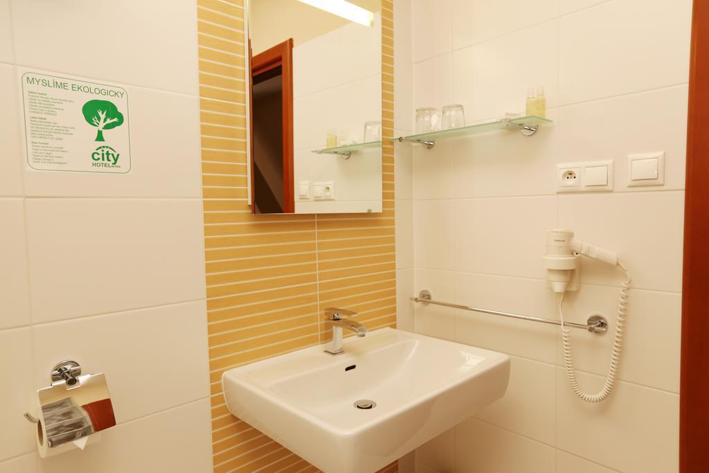 City Hotel Nitra With Free Parking מראה חיצוני תמונה